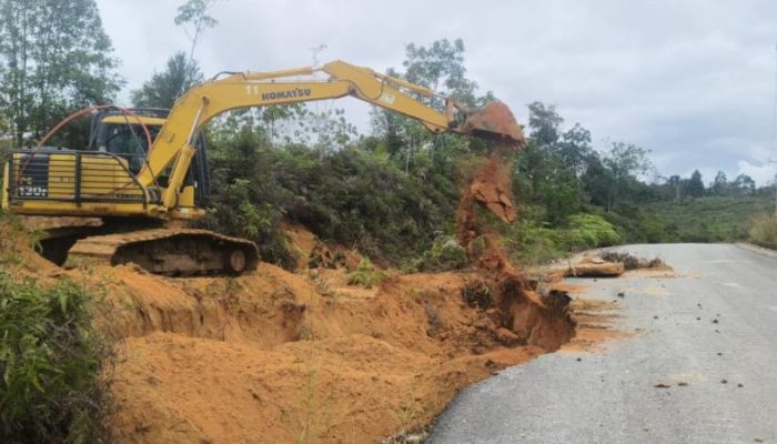 Jalan Provinsi Ujung Batu–Rokan Longsor, PUPR Riau Turunkan Alat Berat