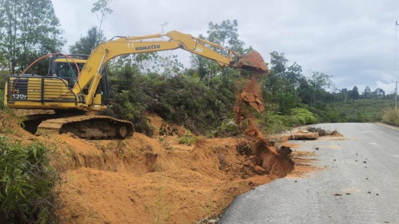 Jalan Provinsi Ujung Batu–Rokan Longsor, PUPR Riau Turunkan Alat Berat