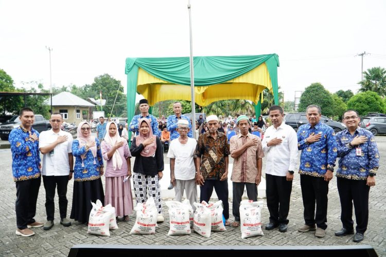 Janji Kepada Warga Ditunaikan, Pemkab Kampar Salurkan Beras Premium
