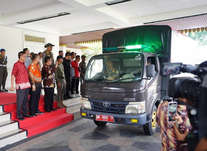 Riau Kirim Bantuan Tahap II ke Sumut dan Aceh, Empat Truk Logistik Diberangkatkan