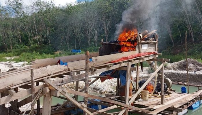 Tambang Ilegal di Aset Daerah Ditertibkan, Aparat Bakar 48 Rakit PETI
