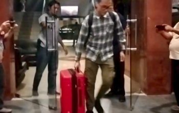 KPK Bawa Dua Koper Dokumen Usai Geledah Kantor dan Rumah Dinas Bupati Inhu