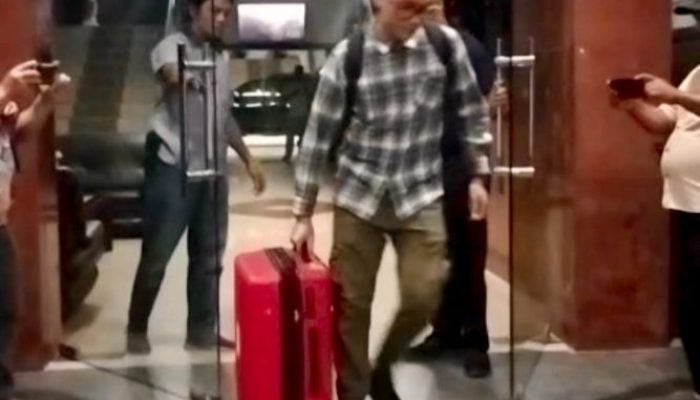 KPK Bawa Dua Koper Dokumen Usai Geledah Kantor dan Rumah Dinas Bupati Inhu