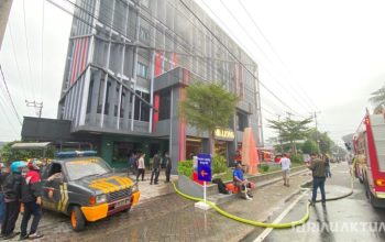 Hotel New Hollywood Terbakar, Belasan Korban Dilarikan ke Rumah Sakit