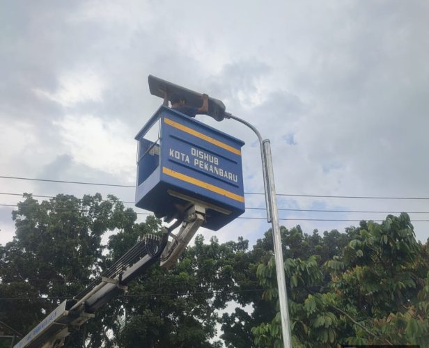 Puluhan Lampu PJUTS Terpasang di Jalan Labersa, Dishub Pekanbaru Tingkatkan Keamanan Malam Hari