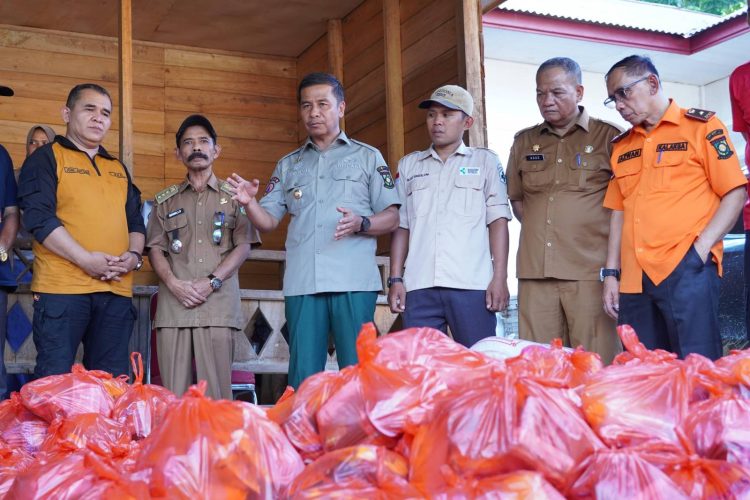 Pemkab Kampar Salurkan Sembako untuk Warga Terdampak Banjir di Kampar Kiri Hulu