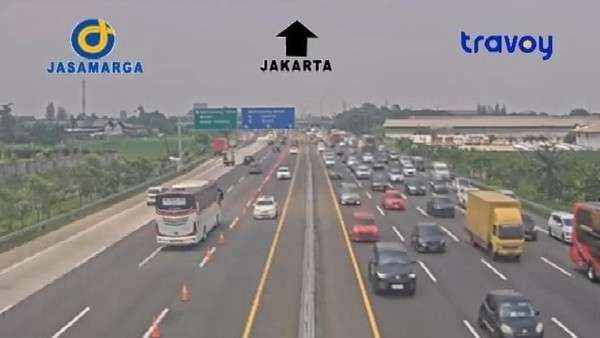 Volume Kendaraan Naik, Polisi Terapkan Contraflow di Tol Jakarta–Cikampek