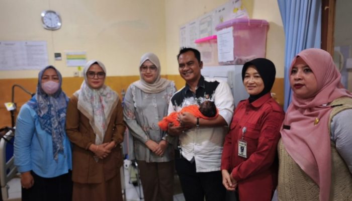 Bayi Laki-laki Ditemukan di Teras Rumah Warga Bukit Raya