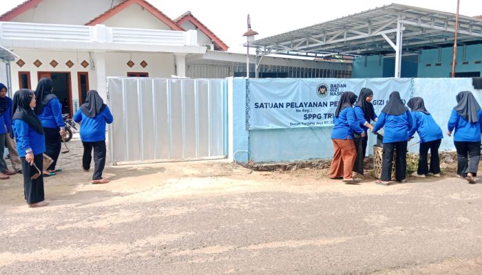 Jaga Standar Kesehatan, Relawan Dapur Makan Bergizi Gratis Tri Rahayu Lakukan Kerja Bakti