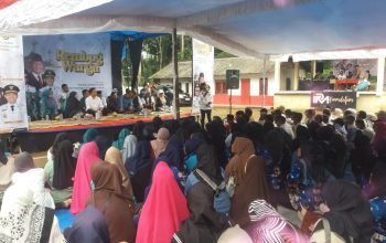 Cuaca Kurang Bersahabat, Warga Desa Cibuluh Antusias Sambut Bupati Bersama Rombongan