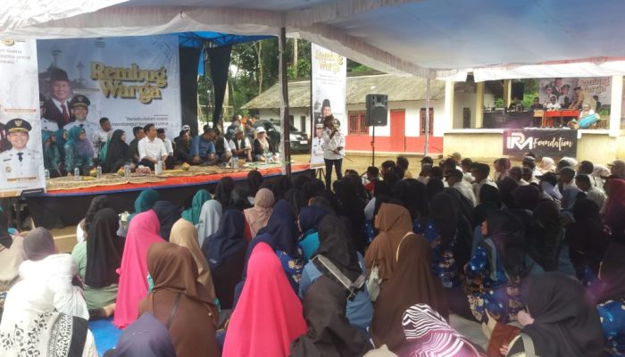 Cuaca Kurang Bersahabat, Warga Desa Cibuluh Antusias Sambut Bupati Bersama Rombongan