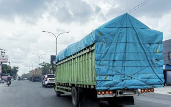 Di Tengah Pembatasan Nataru, Truk Dikawal Polisi Militer Terpantau di Jalan HR Soebrantas