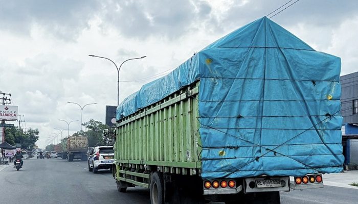 Di Tengah Pembatasan Nataru, Truk Dikawal Polisi Militer Terpantau di Jalan HR Soebrantas