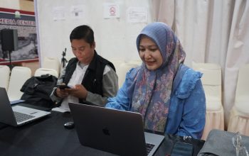 Dua Pekan Listrik Padam, Media Center Jadi Tumpuan Komunikasi Warga Aceh