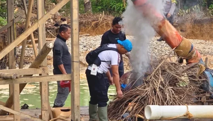 PETI Disapu Bersih, Polisi Bakar 10 Rakit di Kuantan Hilir Seberang