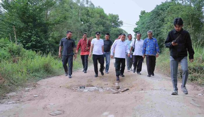 Respon Keluhan Warga, Wawako Pekanbaru Cek Jalan Rusak di Tuah Madani