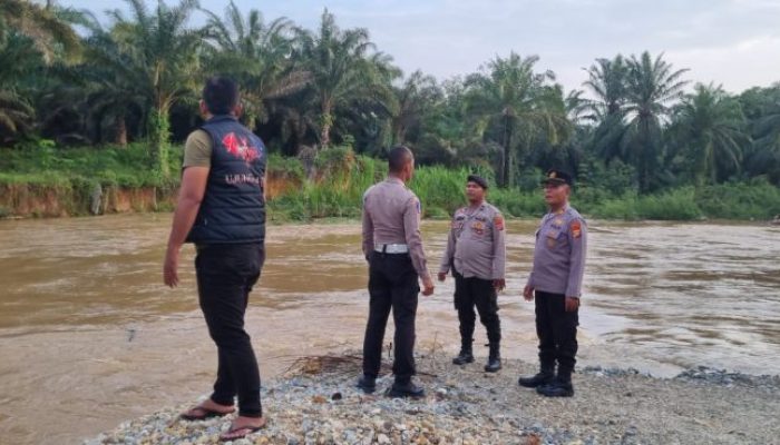 Mandi di Sungai, Dua Anak Terbawa Arus, Satu Masih Dicari