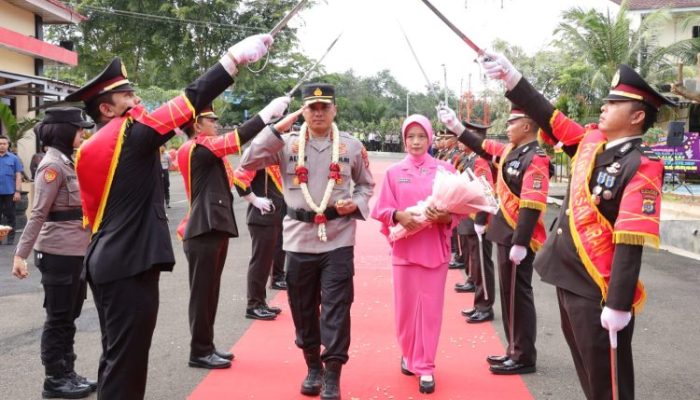Tradisi Pedang Pora Warnai Pisah Sambut Kapolres Penawaran, Tongkat Komando Resmi Beralih