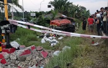 Truk Tertabrak Kreta Api Di Perlintasan Warung Gaplek