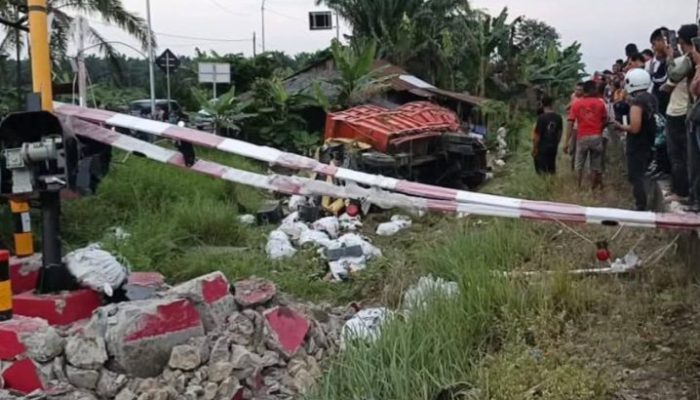 Truk Tertabrak Kreta Api Di Perlintasan Warung Gaplek