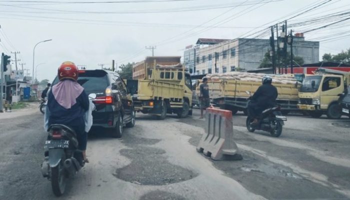Tak Kunjung Diperbaiki, Jalan Garuda Sakti Jadi Ancaman Keselamatan
