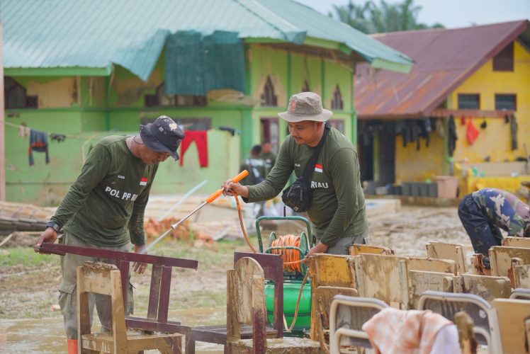 Satpol PP Riau Pulihkan Sekolah Terdampak Banjir di Aceh, Kerja Kemanusiaan Rampung Empat Hari