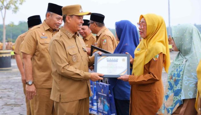 Masuki Masa Pensiun, 36 ASN Pemko Pekanbaru Terima Penghargaan dari Pemerintah Kota