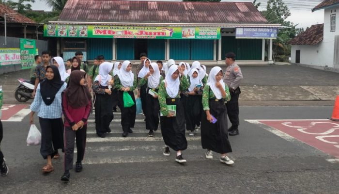 Pagi yang Dijaga Negara: Polisi Mengawal Langkah Pelajar Menuju Sekolah di Gedong Tataan