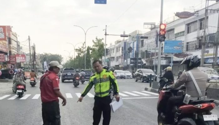 Pekerja Marka Jalan Tewas Ditabrak Mobil Misterius di Sukajadi
