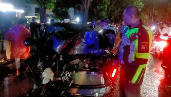 Hilang Kendali Saat Hindari Kendaraan, HR-V Tabrak Pohon di Bukit Raya