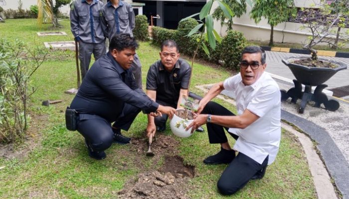 DPRD Riau Tanam Pohon, Dukung Green Policing Polda Riau