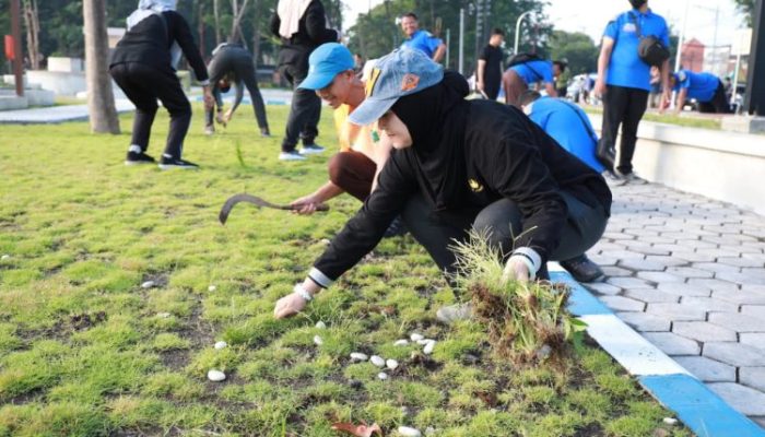 Jumat Berkah, ASN Sidoarjo Gotong Royong Bersihkan Alun-Alun