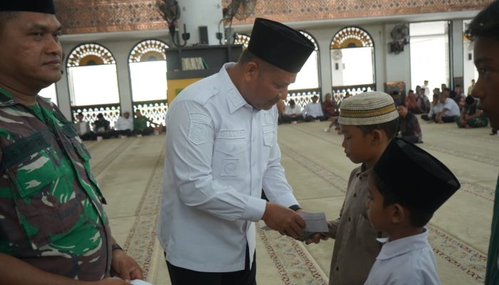Peringatan Isra Mi’raj di Masjid Agung Kisaran, Wakil Bupati Asahan Serahkan Santunan Anak Yatim